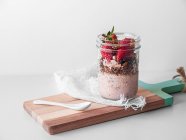Веганський сніданок у склянці з йогуртом, мюслі та полуницею — стокове фото