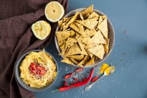 Spicy crackers with turmeric hummus (seen from above) — Stock Photo