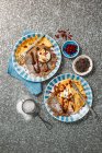 Pfannkuchen mit Granatapfel und Schokolade — Stockfoto