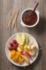Fondue de chocolate com vários espetos de frutas — Fotografia de Stock