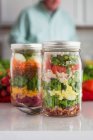 Schichtsalat im Glas mit Spinat, Bohnen, Käse und Ei — Stockfoto