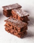Primo piano di deliziosi millefeuilles al cioccolato — Foto stock