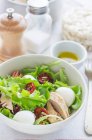 Салат из тунца с моцареллой и сушеными помидорами — стоковое фото