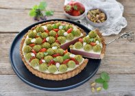 Vegan berry and coconut tart with berry and pistachio cream — Stock Photo