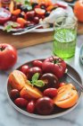Bunte Tomaten auf einem Teller, gelbe, rote, Cocktailtomaten — Stockfoto