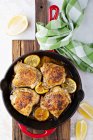 Gebratene Hühnerkeulen mit Zitrone und Kräutern — Stockfoto