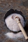Feines Himalaya-Salz mit einem Holzlöffel in einer Schüssel — Stockfoto