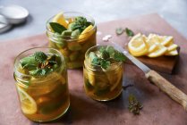 Amandes vertes marinées aux citrons — Photo de stock