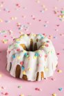 Bolo de pacote com esmalte branco e polvilhe de açúcar colorido em forma de coração para o Dia dos Namorados — Fotografia de Stock