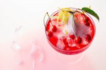 Un cocktail di ciliegie con gin, ginger ale e mini ciliegie selvatiche — Foto stock