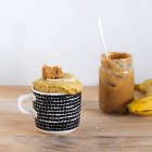 Bananenbrot Becher Kuchen mit einem Glas Erdnussbutter — Stockfoto