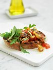 Bruschetta with tomatoes and rocket salad leaves — Foto stock