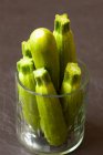 Frische grüne Zucchini auf einem hölzernen Hintergrund — Stockfoto