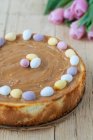 Bolo de queijo decorado com ovos de chocolate para Páscoa — Fotografia de Stock