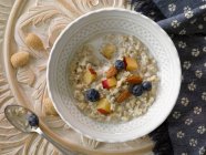 Avena di porridge con mandorle e frutta — Foto stock