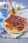 Pane frolla con caramello e una glassa di cioccolato su un piatto — Foto stock