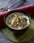 Zuppa di latte di cocco con pollo e funghi (Asia) — Foto stock