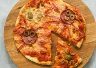 Pizza photo avec salami et olives — Photo de stock