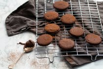 Шоколадне печиво, наповнене вершками — стокове фото