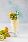 A kiwi milkshake with lime — Stock Photo