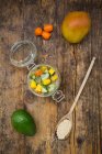 Салат з авокадо, огірком, помідорами та манго в скляній банці — стокове фото