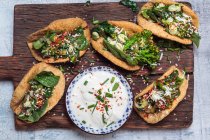 Tacos con espinacas, habas, brócoli y crema agria de soja (vegano, sin gluten) - foto de stock
