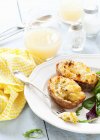 Batatas assadas metades cheias de queijo e alho-porro — Fotografia de Stock