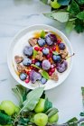 Yogurt con frutta congelata e cuori di pasticceria — Foto stock