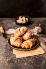 Croissants de manteiga de pequeno-almoço vista close-up — Fotografia de Stock