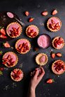 Tartes de biscoito com iogurte, geleia de morango e morangos frescos — Fotografia de Stock