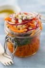 Insalata di carote con noci, feta, spinaci, cipolle rosse, olio d'oliva e sesamo nero in vasetto — Foto stock