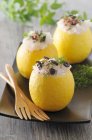 Limoni ripieni di merluzzo bianco, olive nere e aneto — Foto stock