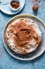 Gelato al cioccolato con noci e cacao in polvere su un piatto blu — Foto stock