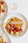 Cereais integrais com framboesas frescas e banana, waffles e favos de mel — Fotografia de Stock