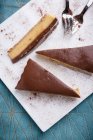 Vegane Torte mit Keksboden, einer Schicht Puddingcreme und einer Schicht Schokoladencreme — Stockfoto