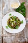Grüne Tagliatelle mit Sardellen, Pesto und Parmesan — Stockfoto