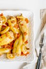 Peperoni dolci ripieni di carne macinata e zucchine — Foto stock