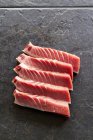 Steaks de thon salé sur fond d'ardoise — Photo de stock
