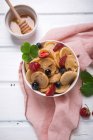 Vegane Mini-Pfannkuchenschale mit Beeren, Zuckersirup und Schokolade — Stockfoto