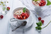 Riz au lait d'amande avec compote de fraises — Photo de stock