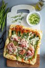 Asparagus, parmesan and proscuitto puff pastry tart — Stock Photo