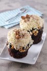 Schokoladen-Cupcakes mit Mandeln und Nüssen — Stockfoto