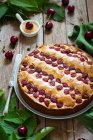 Крупным планом вкусный вишневый и белый шоколадный торт — стоковое фото