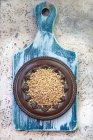 Trigo sarraceno con semillas de sésamo en tazón de vidrio - foto de stock