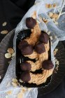 Corna di mandorle senza glutine con cioccolato fondente in un vassoio — Foto stock