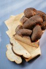 Pane con semi di papavero, affettato — Foto stock