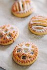 Cookies with jam and powdered sugar on parchment — Stock Photo