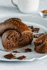 Plan rapproché de délicieuses brioches au chocolat aux graines de lin — Photo de stock