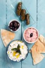Griechische Meze - dolmadakia, taramas, tzatziki, pita — Stockfoto