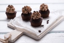 Café vegano y pastelitos de chocolate con crema de turrón - foto de stock